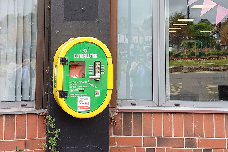 Defibrillator installed on the outside wall of a building