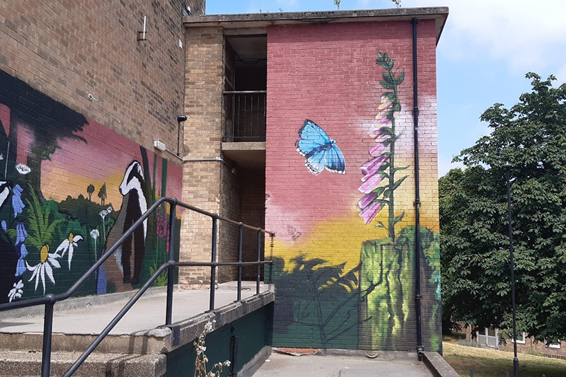Wall with street art picturing wildlife
