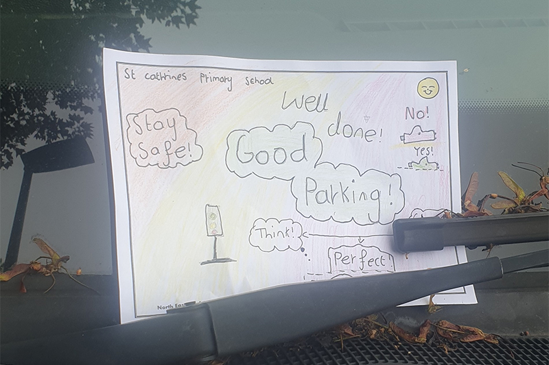 Note on a car windscreen that says 'good parking - well done'